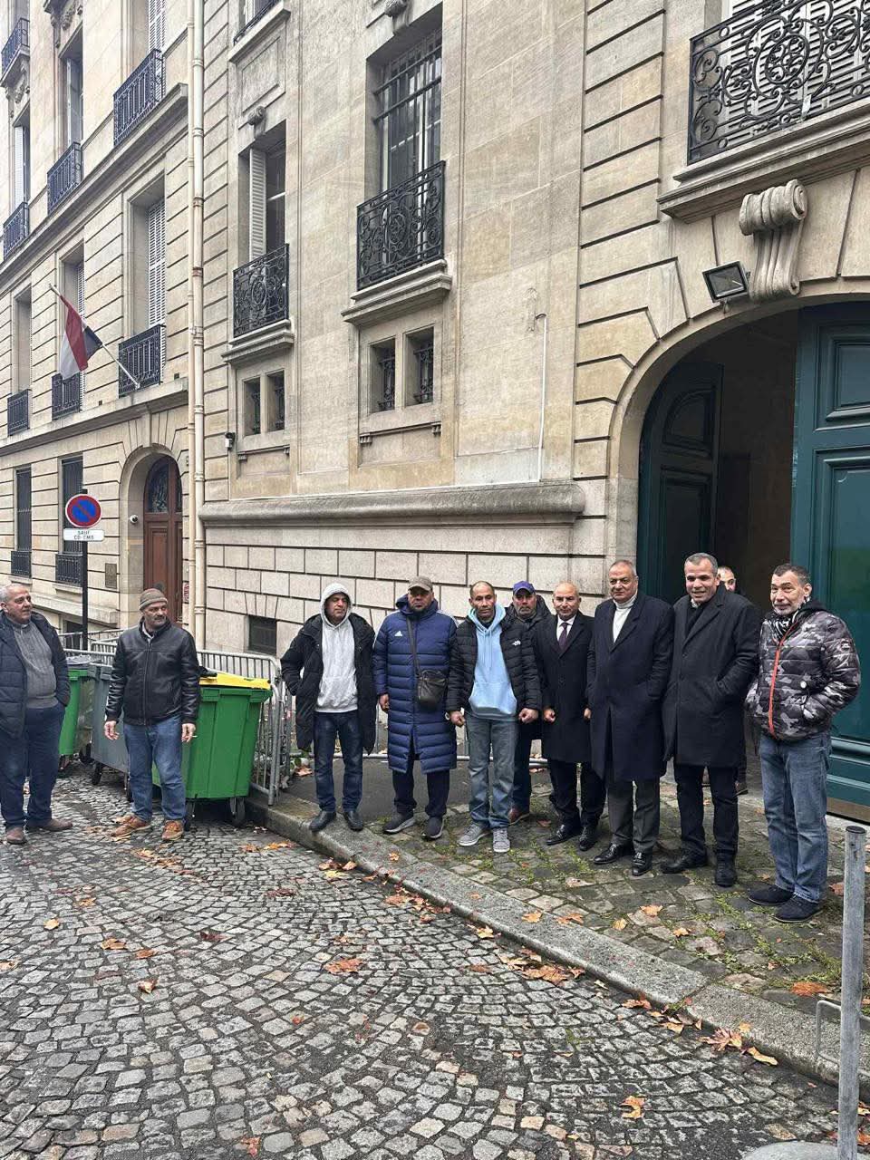 اصطفاف المصريين في باريس أمام لجان الاقتراع للمشاركة في انتخابات النواب