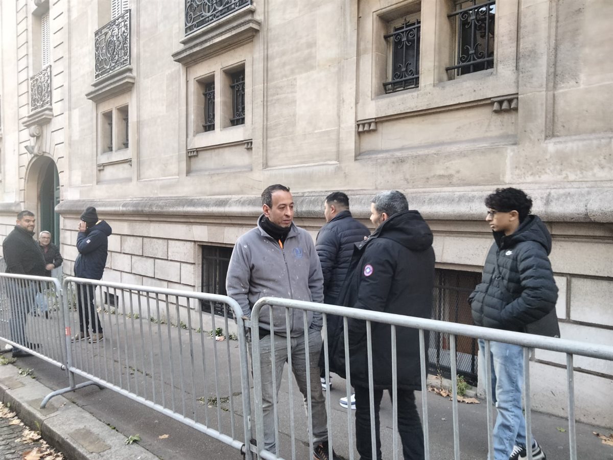 اليوم الثاني للتصويت أمام السفارة المصرية في باريس يشهد تزايدا في إقبال الجالية