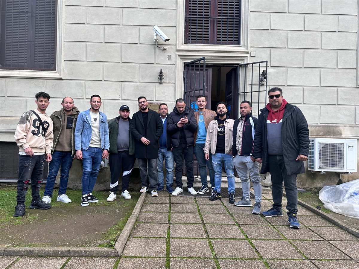 إقبال لافت للجالية والأسر المصرية في روما على القنصلية خلال اليوم الثاني لتصويت المصريين بالخارج