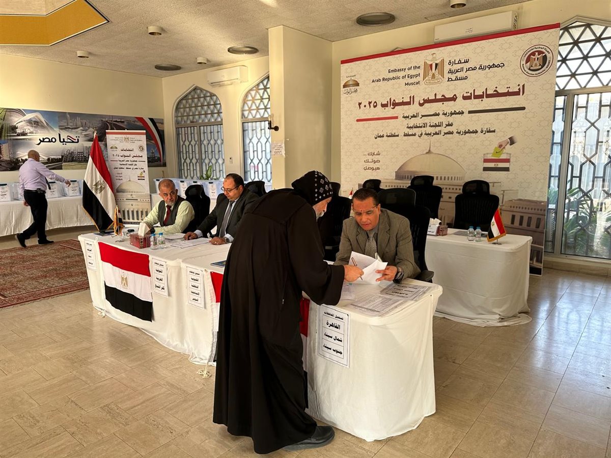 راعي الكنيسة المصرية بمسقط يدلي بصوته في انتخابات مجلس النواب