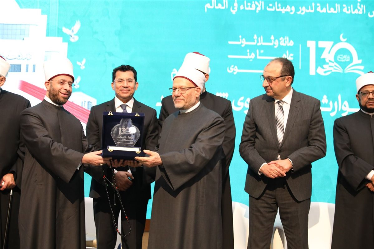 دار الإفتاء المصرية تكرم المفتين السابقين وأُسَر المفتين الراحلين 