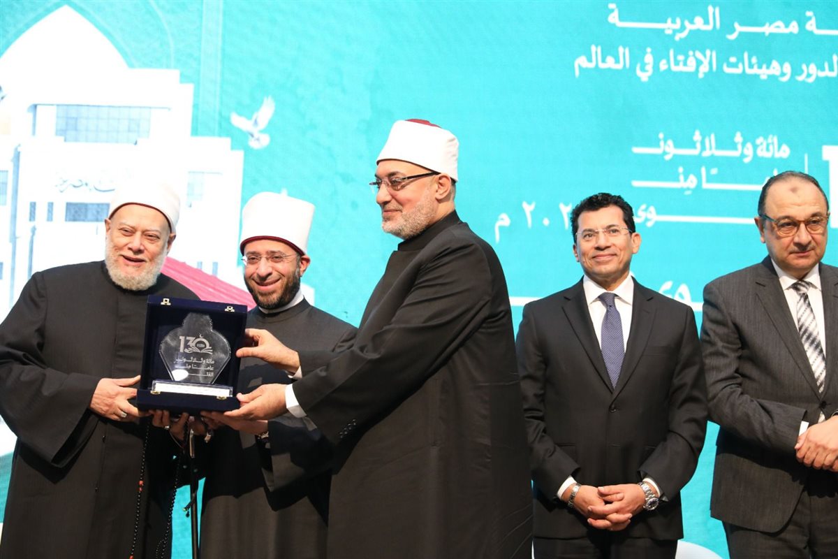 دار الإفتاء المصرية تكرم المفتين السابقين وأُسَر المفتين الراحلين 