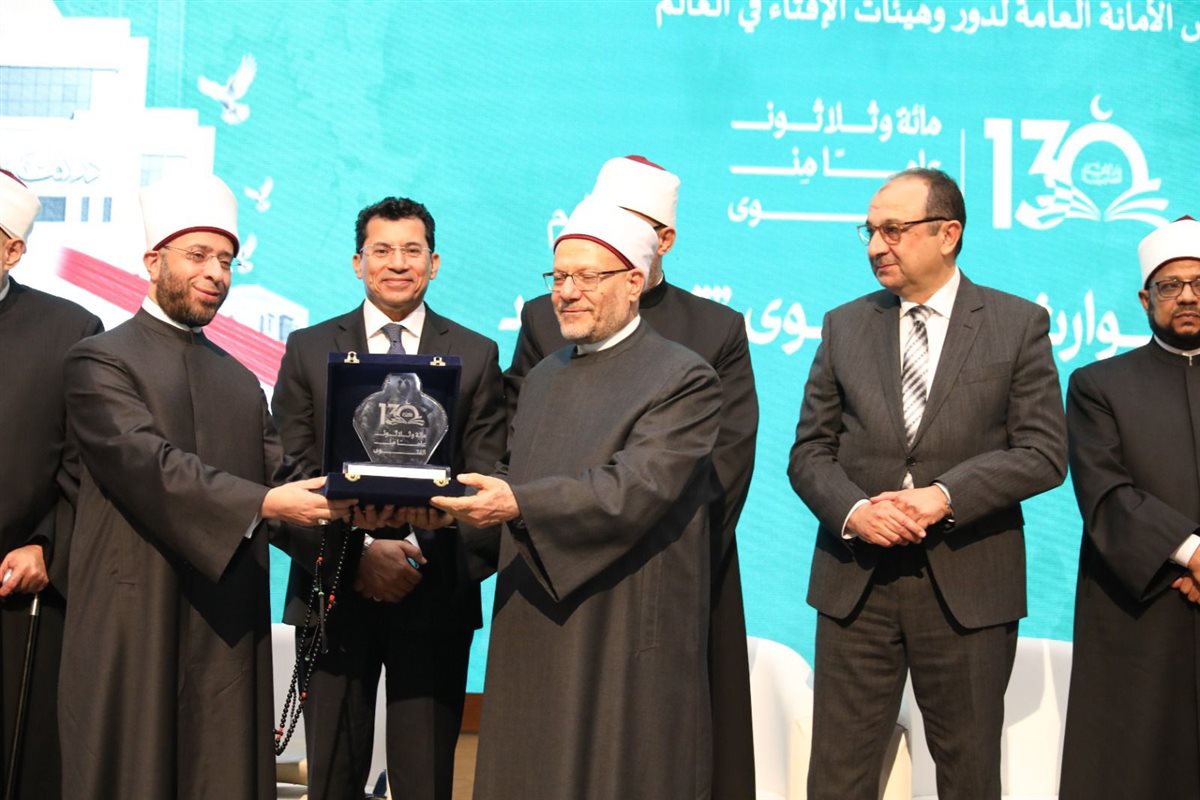 دار الإفتاء المصرية تكرم المفتين السابقين وأُسَر المفتين الراحلين 