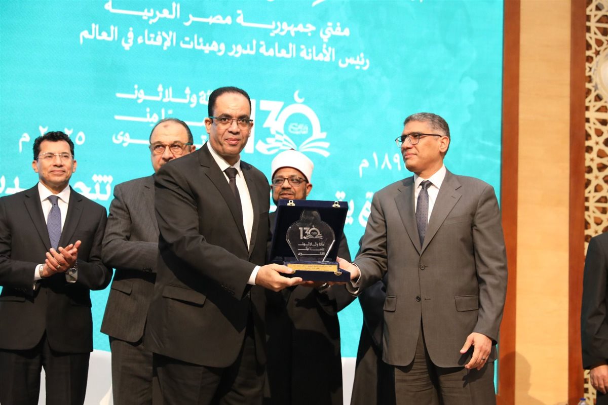 دار الإفتاء المصرية تكرم المفتين السابقين وأُسَر المفتين الراحلين 