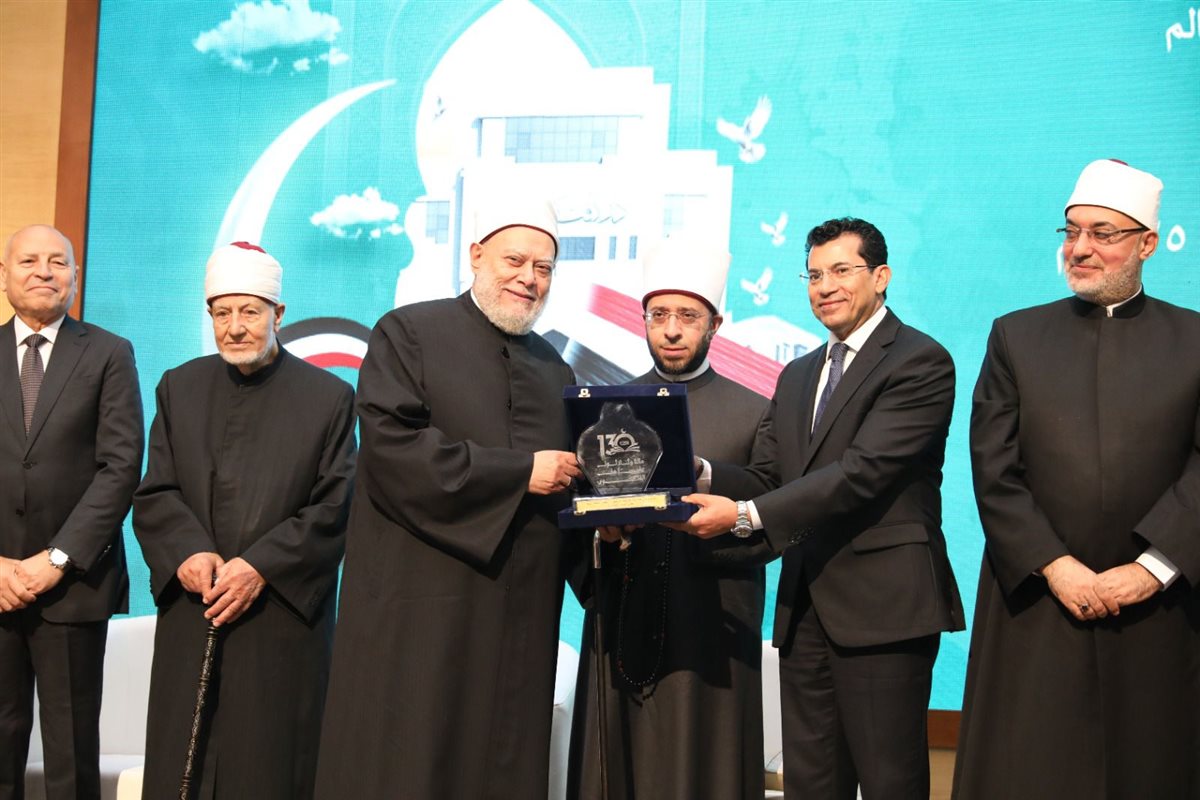 دار الإفتاء المصرية تكرم المفتين السابقين وأُسَر المفتين الراحلين 