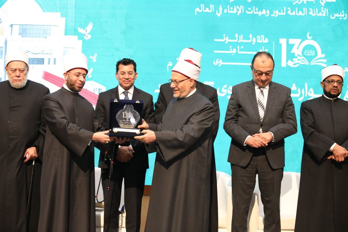 دار الإفتاء المصرية تكرم المفتين السابقين وأُسَر المفتين الراحلين 