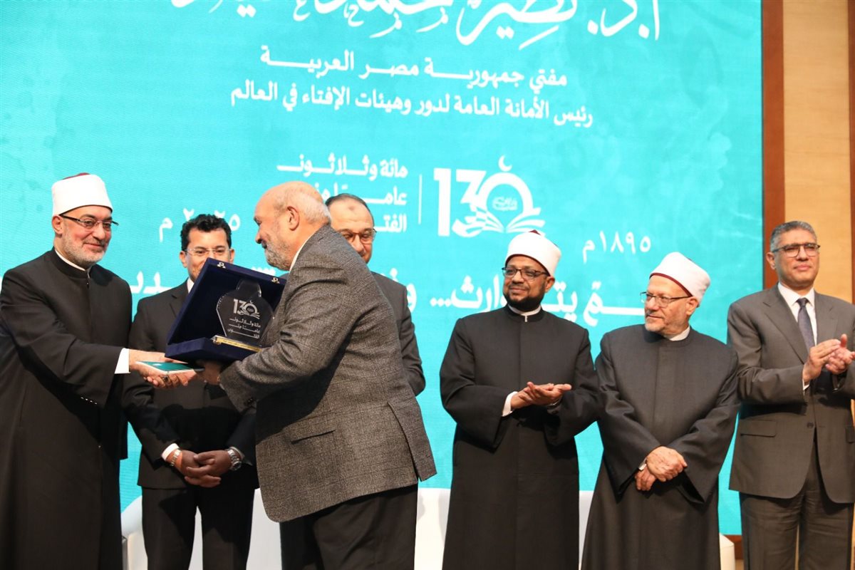 دار الإفتاء المصرية تكرم المفتين السابقين وأُسَر المفتين الراحلين 