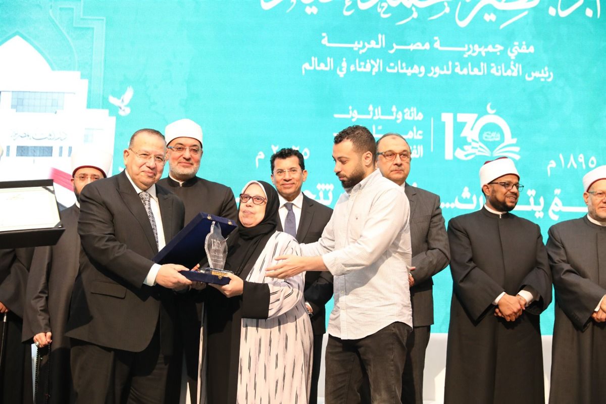 دار الإفتاء المصرية تكرم المفتين السابقين وأُسَر المفتين الراحلين 