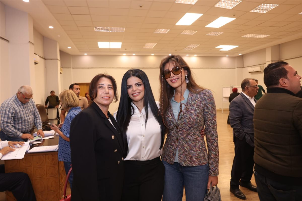 ريهام حجاج تدلي بصوتها في انتخابات البرلمان بالزمالك.. صور