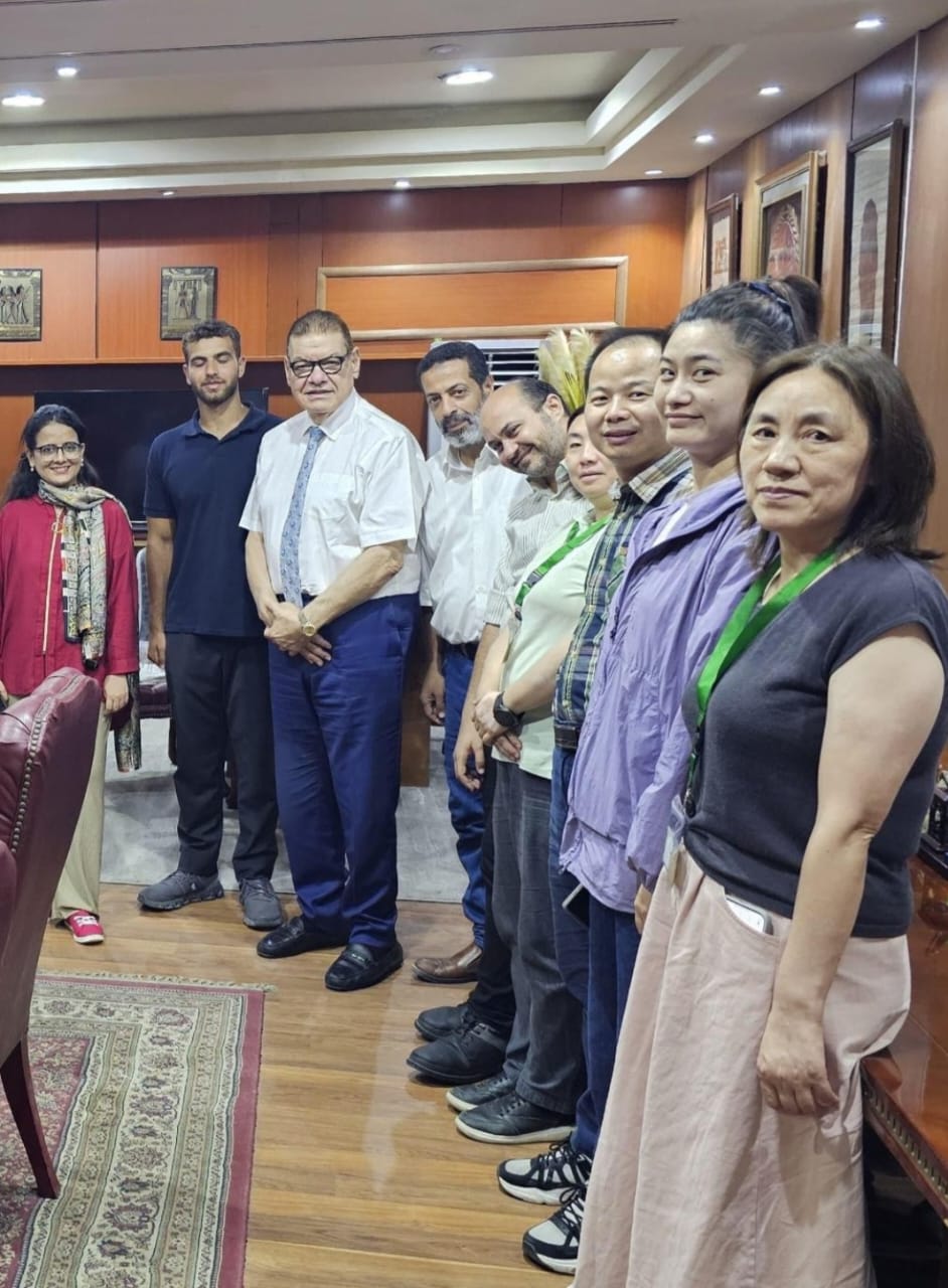 <strong>المهندس سعيد أحمد رئيس مجموعة نايل جروب المصرية ووفد الشركة الصينية</strong>