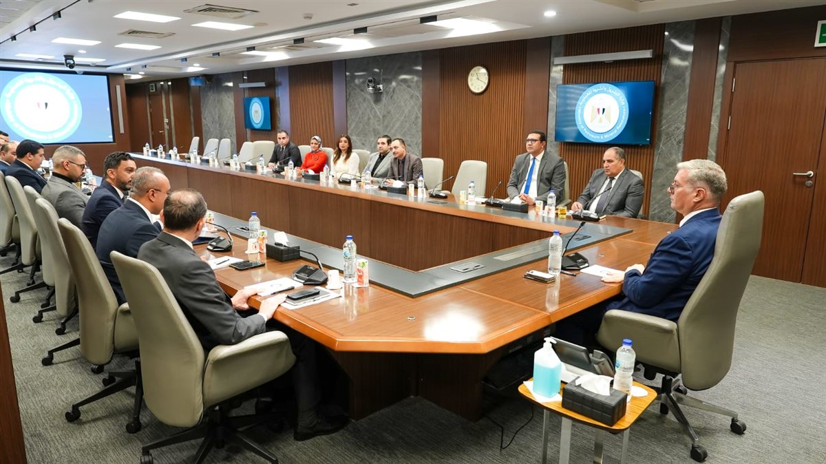 وزير البترول يكرّم مهند عاطف لفوزه بجائزة أفضل وكيل ذكاء اصطناعي في مؤتمر الجيوميكانيكا بالسعودية