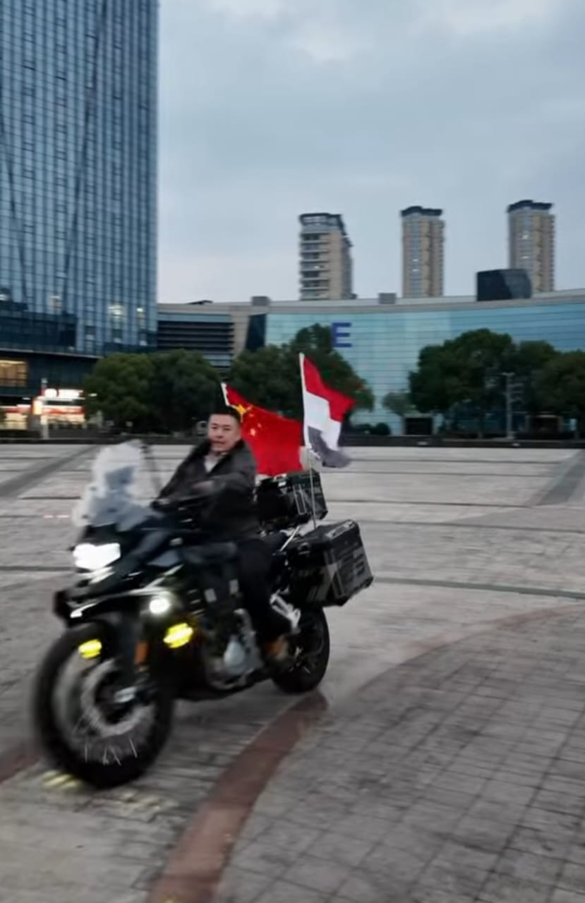 صيني يلف الصين بعلم مصر