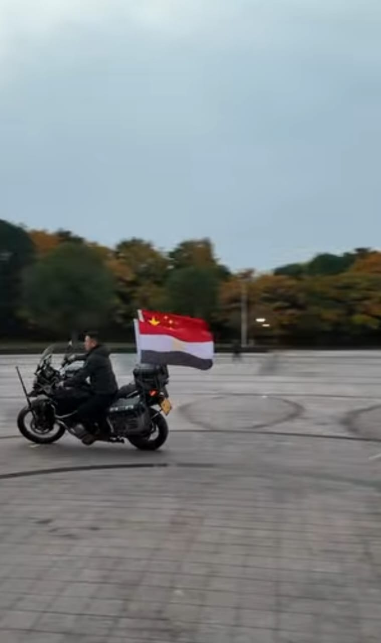 صيني يلف الصين بعلم مصر