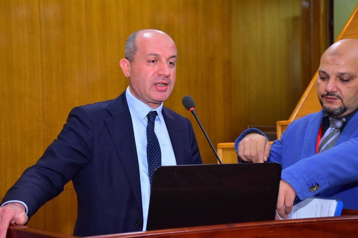 الخبير الفرنسي متحدثا خلال الورشة