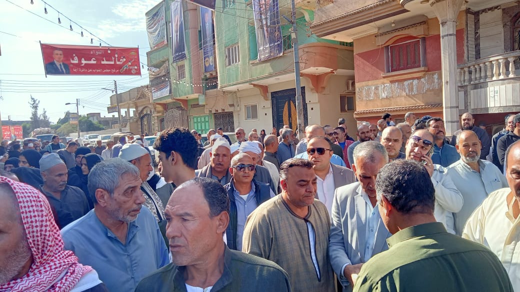 مشاركون في الجنازة