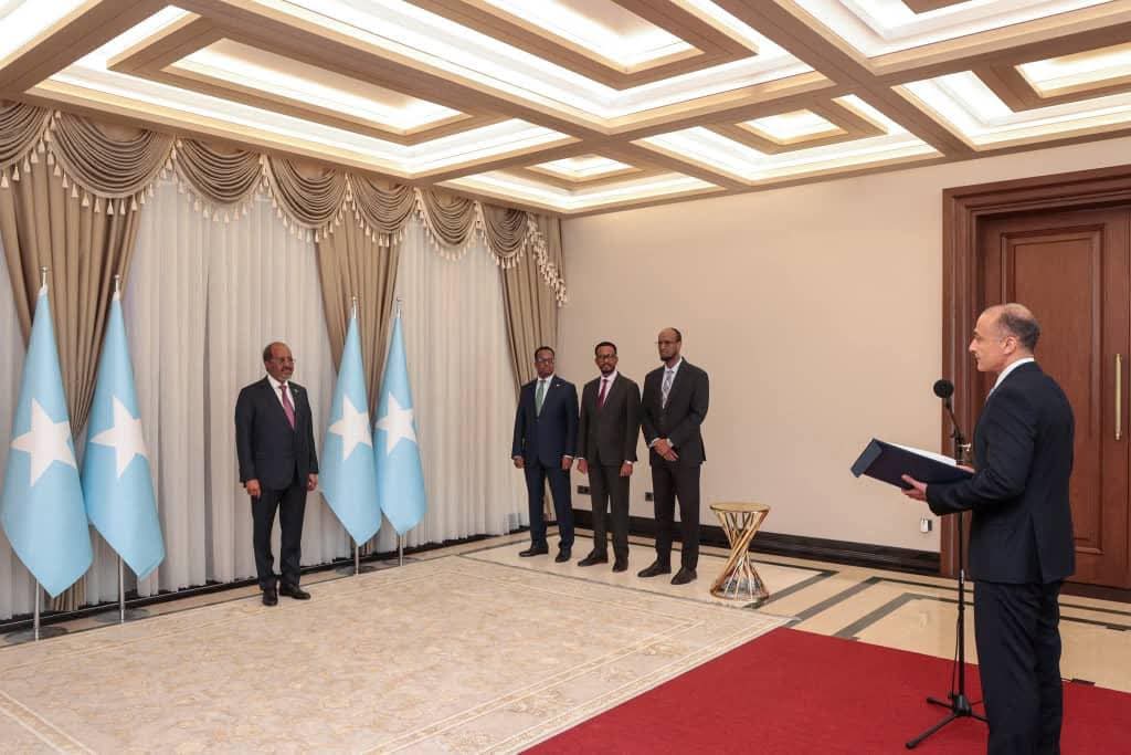 السفير المصري يقدم أوراق اعتماده إلى الرئيس الصومالي