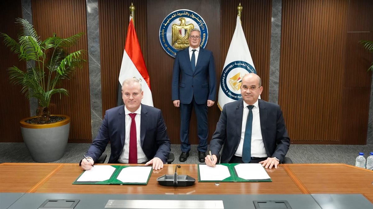 أول مشروع من نوعه في مصر .. وزير البترول يشهد توقيع عقد رخصة إنتاج وقود الطائرات المستدام