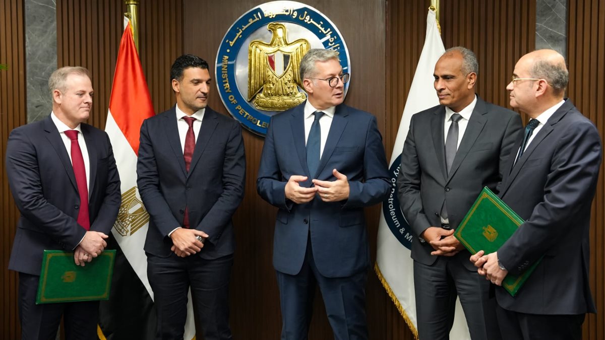 أول مشروع من نوعه في مصر .. وزير البترول يشهد توقيع عقد رخصة إنتاج وقود الطائرات المستدام