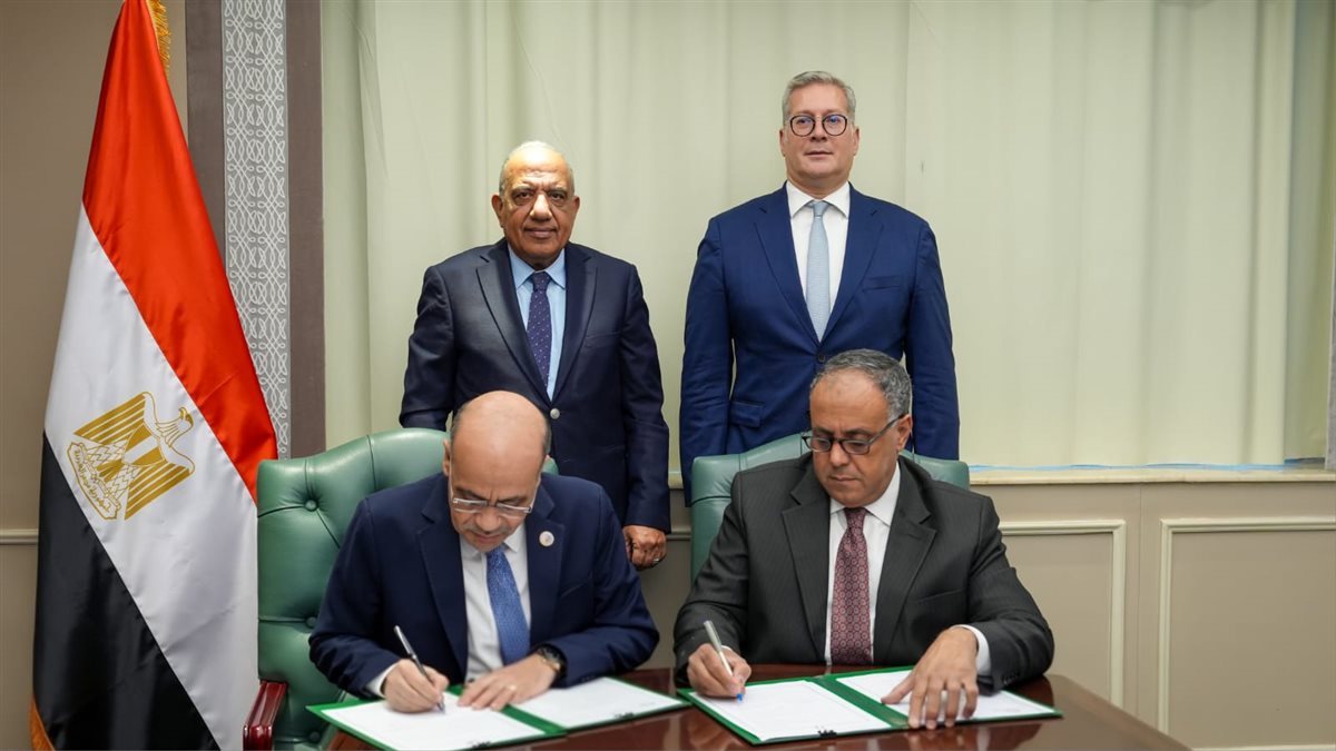 الدكتور محمود عصمت وزير الكهرباء والطاقة المتجددة، والمهندس كريم بدوي وزير البترول