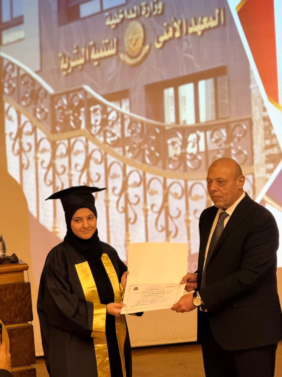 توزيع الشهادات على خريجي الدورة