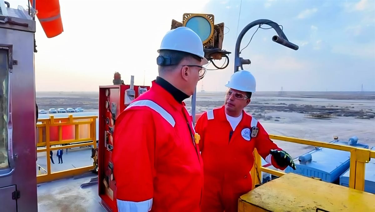 وزير البترول يلتقي العاملين بموقع شركة الحديثة للحفر المصرية بالكويت