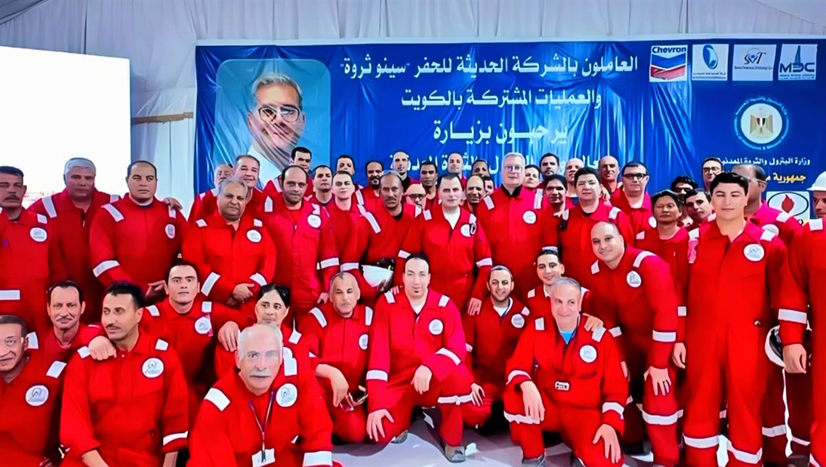 وزير البترول يلتقي العاملين بموقع شركة الحديثة للحفر المصرية بالكويت