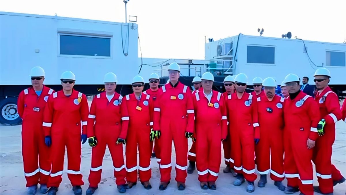 وزير البترول يلتقي العاملين بموقع شركة الحديثة للحفر المصرية بالكويت