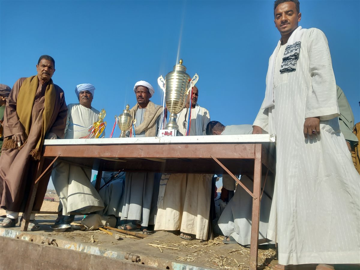 المنصة لتقديم الكؤوس