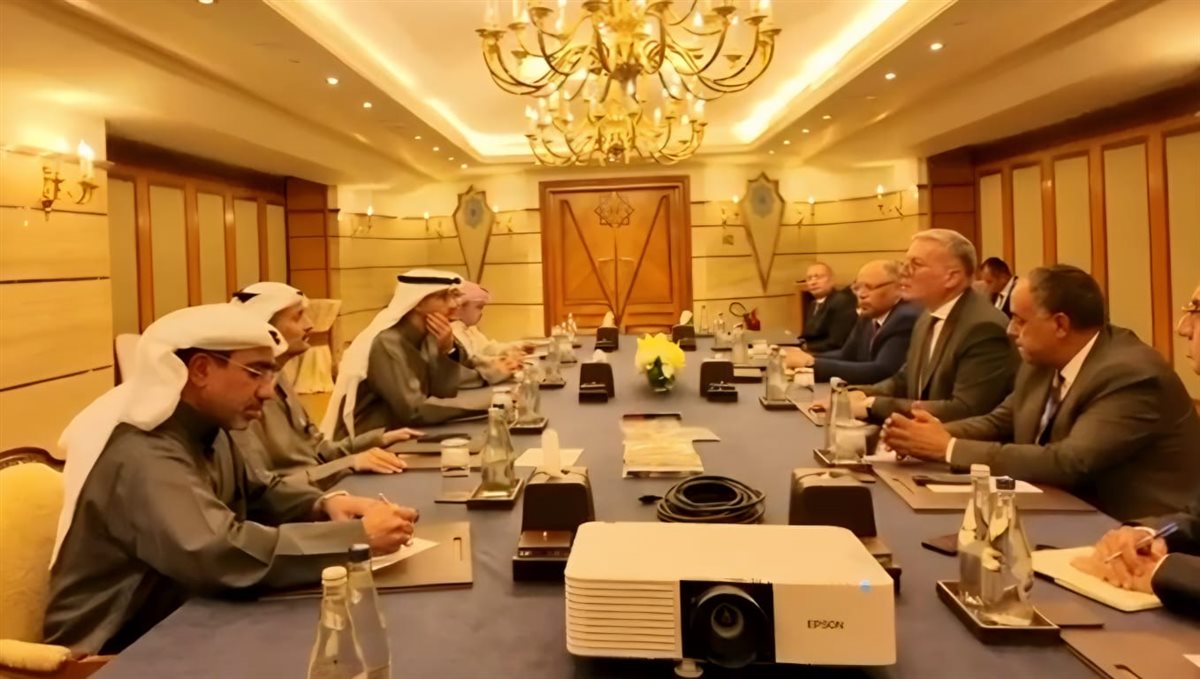 ​وزير البترول يبحث مع قيادات 