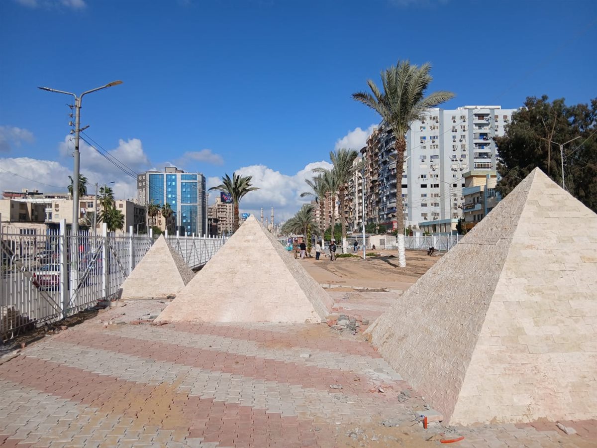 مجسم الأهرامات داخل الحديقة الجديدة