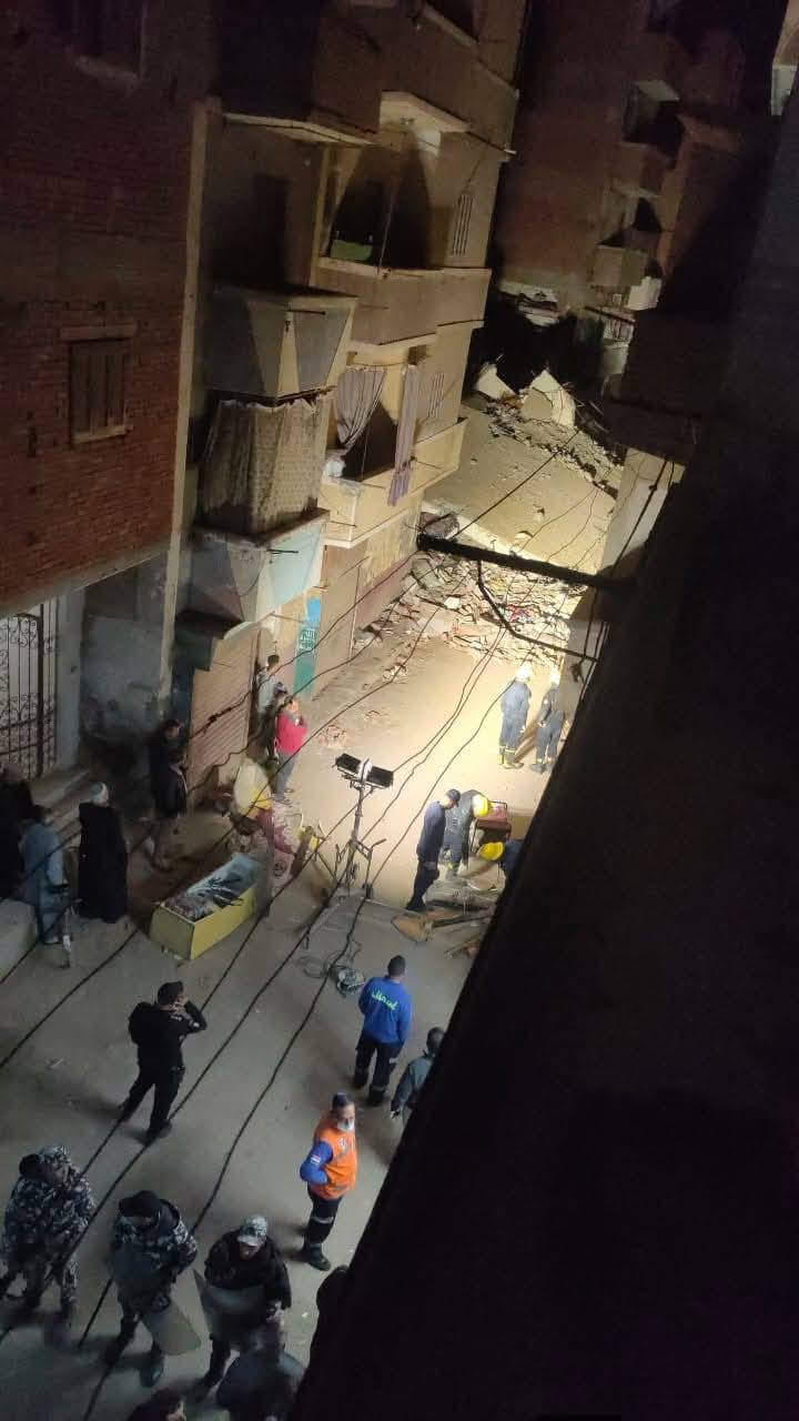 الصور الأولى لإنهيار عقار المنيا وأنباء عن وجود ضحايا تحت الأنقاض