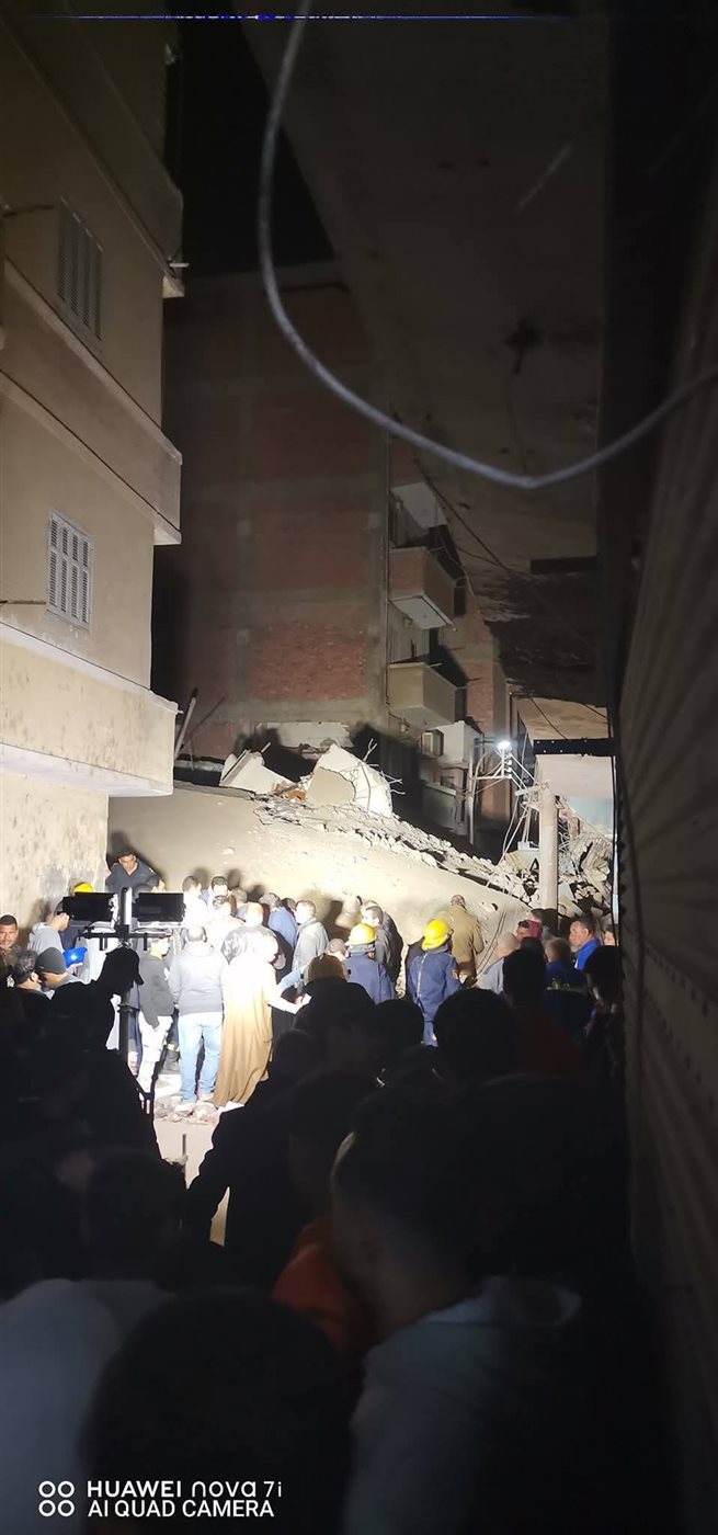 الصور الأولى لإنهيار عقار المنيا وأنباء عن وجود ضحايا تحت الأنقاض