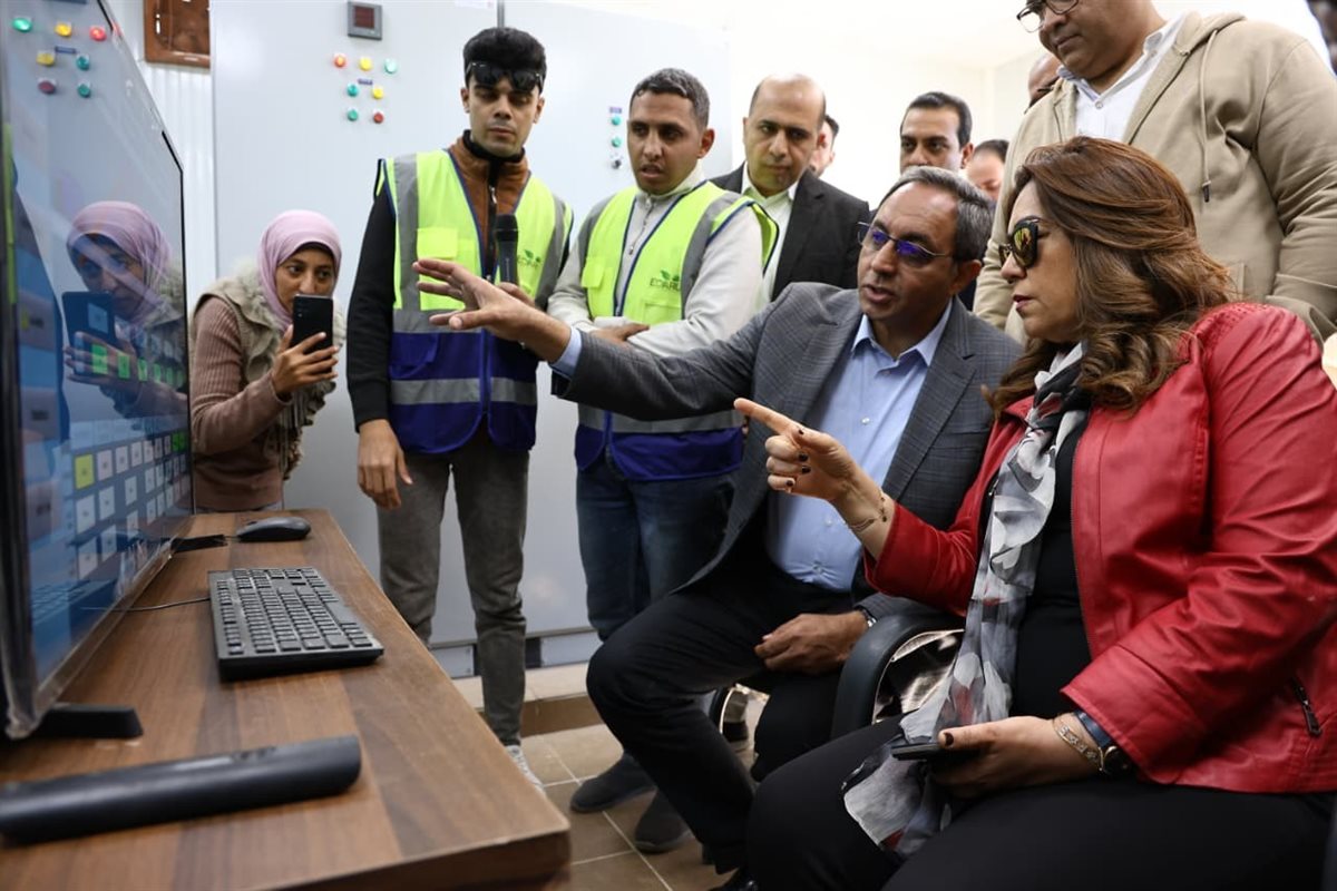 الوزيرة تستمع لشرح من المحافظ