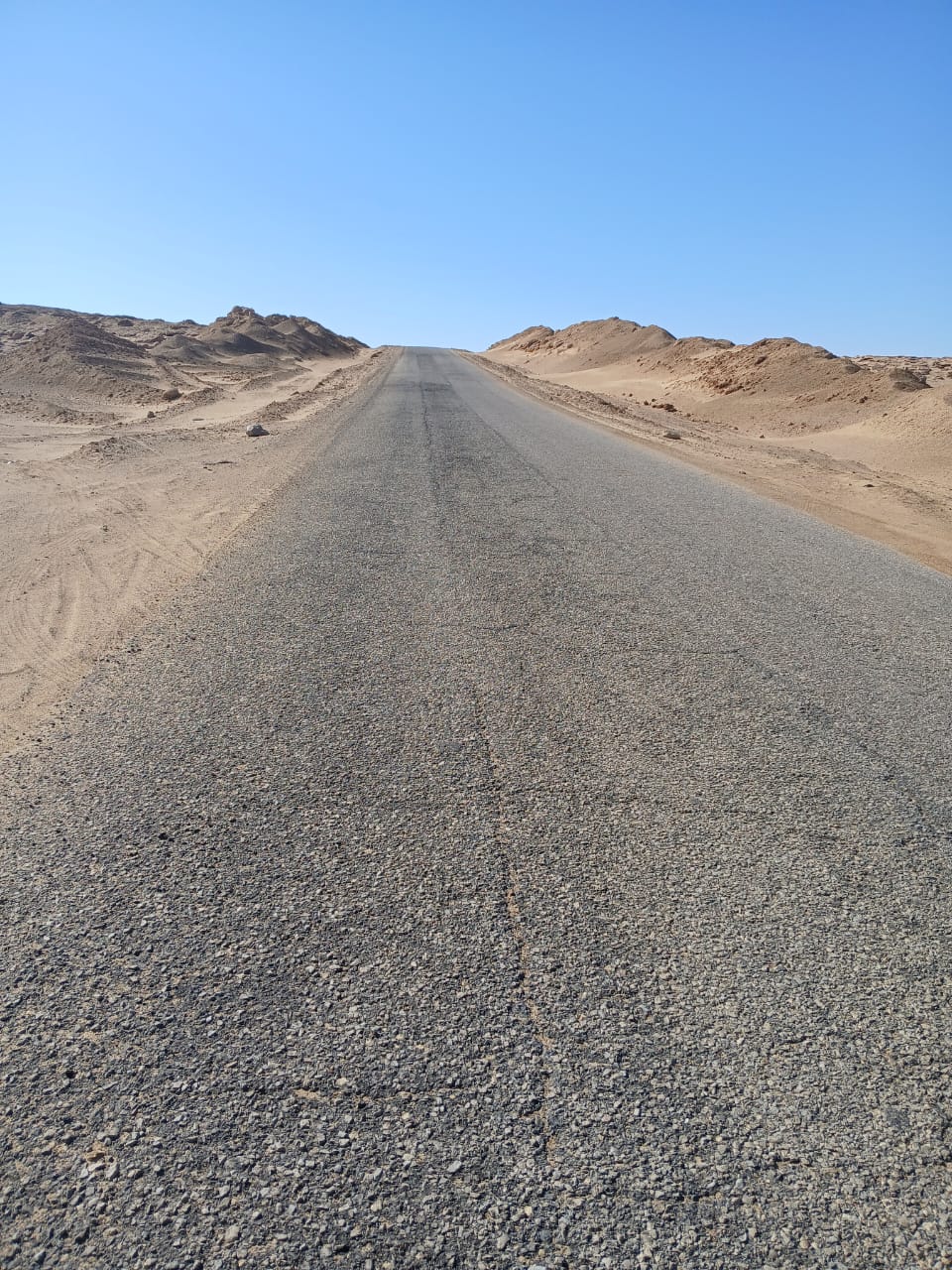 الطريق الموصل الى مناطق المحمية شمال بحيرة قارون