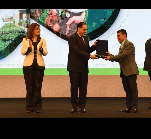 تكريم مدير الجمعية من رئيس الوزراء