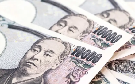 الين يتراجع بعد قرار 