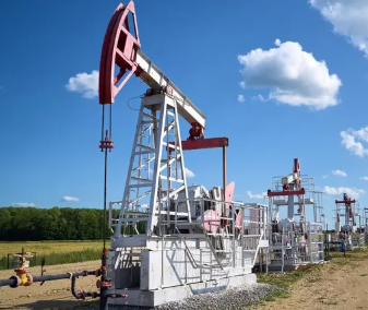 النفط يواصل النزيف للأسبوع الثاني وسط ترقب ملفات أوكرانيا وفنزويلا