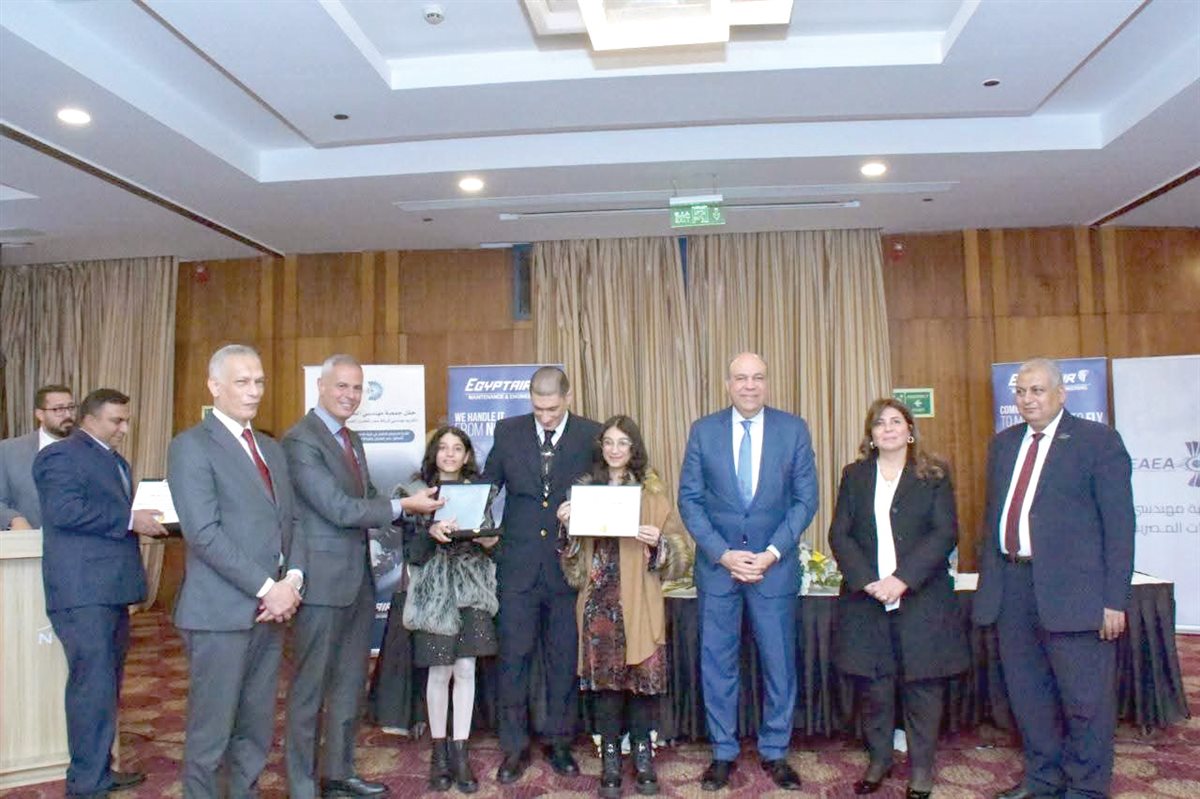 الأبناء يشاركون الآباء فرحة التكريم وقيادات الطيران تسعد الأسر