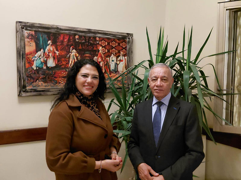 الوفد مع الفنان التشكيلي محمد البغدادي