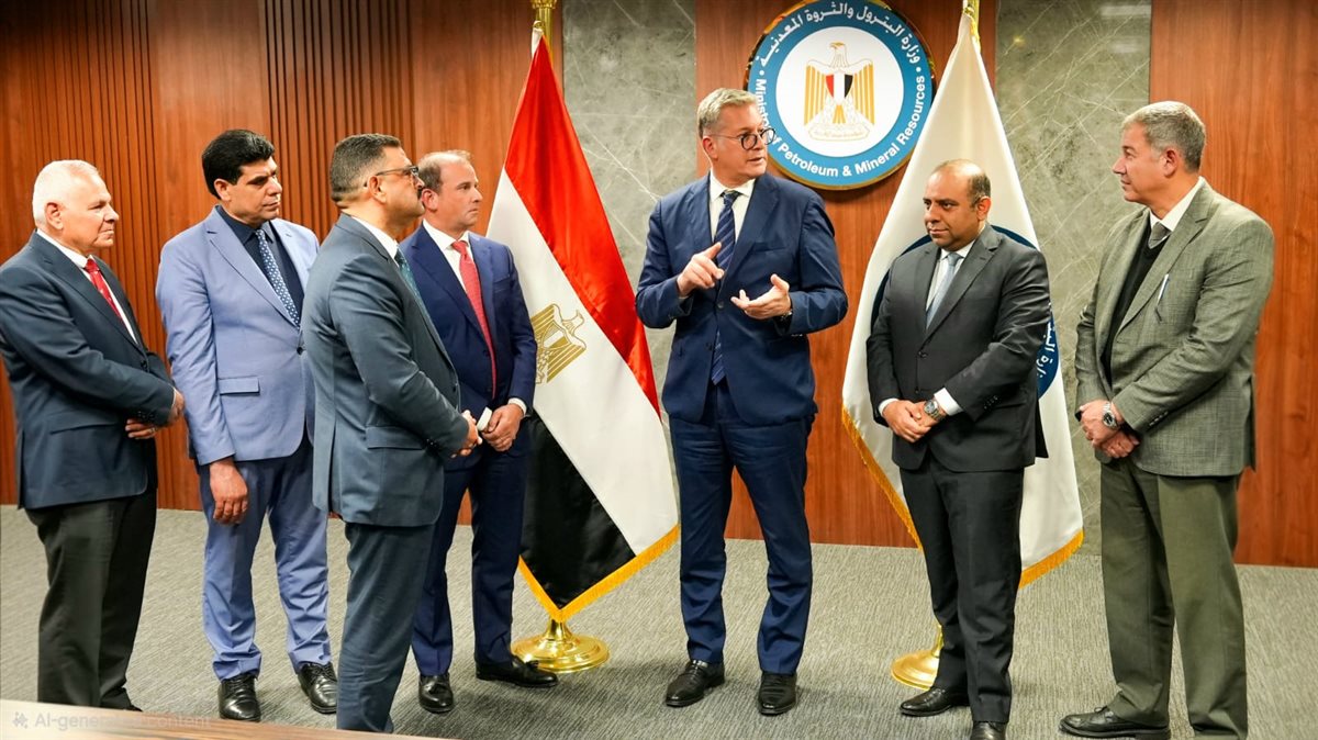 لتشجيع الاستثمار.. وزير البترول يشهد التوقيع بالأحرف الأولى على اتفاق مع آتون مايننج الكندية