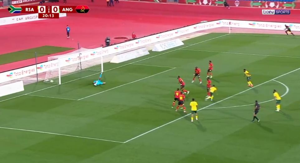 هدف جنوب إفريقيا الأول في شباك أنجولا مستفيدًا من التواجد الكثيف في منطقة الجزاء من الكرات العرضية