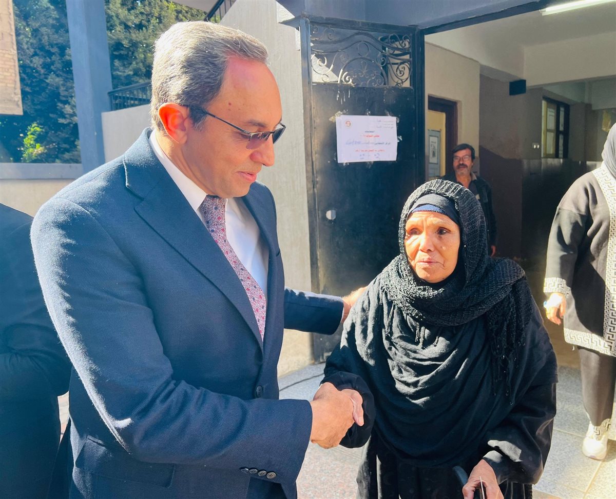 محافظ قنا يصافح ناخبة