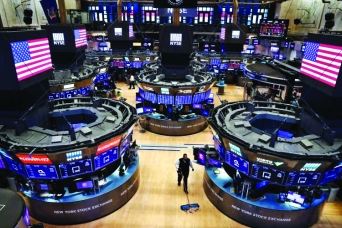الأسهم الأمريكية تحقق مكاسب أسبوعية وتغلق قرب أعلى مستويات على الإطلاق