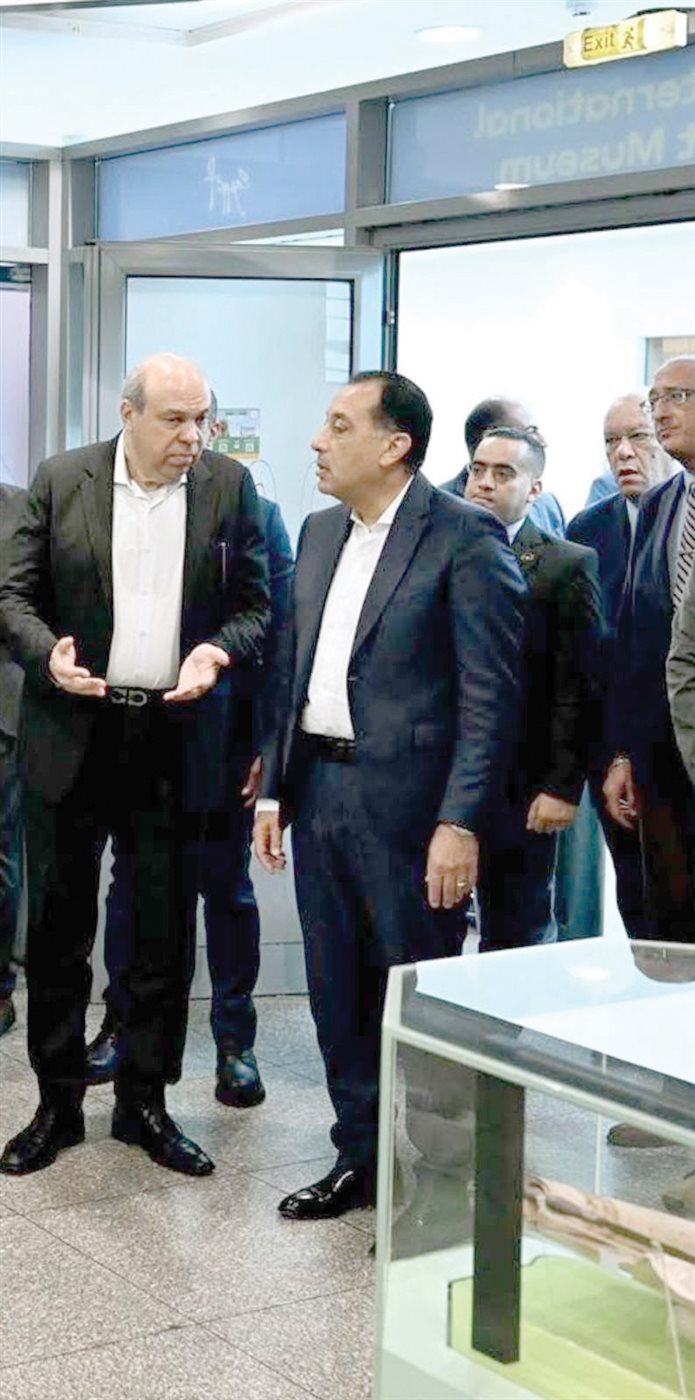 رئيس الوزراء يستمع إلى شرح وزير الطيران حول أحدث خدمات مطار القاهرة الدولى&nbsp;