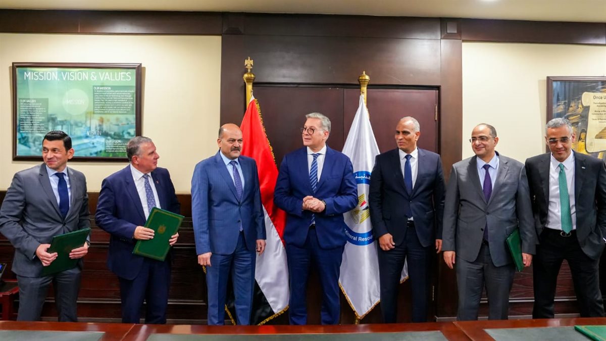 وزير البترول والثروة المعدنية يشهد توقيع عقد تمويل مجمع إنتاج السيليكون المعدني