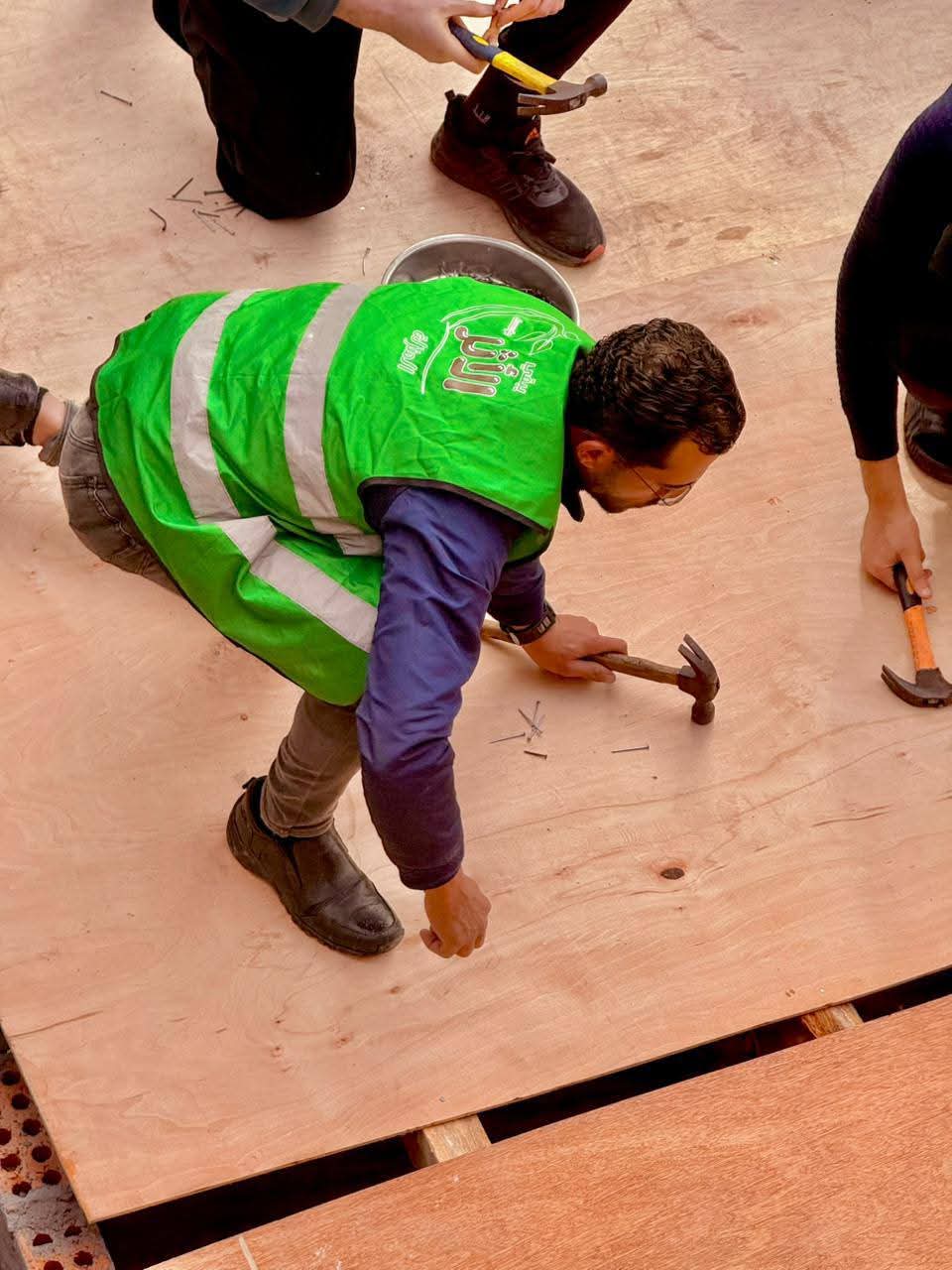 متطوعون يشاركون في أعمال القافلة