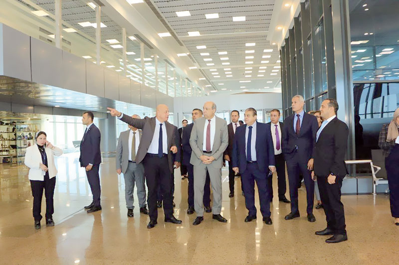 وزير الطيران وسط العاملين يتفقد الأعمال داخل المطارات&nbsp;