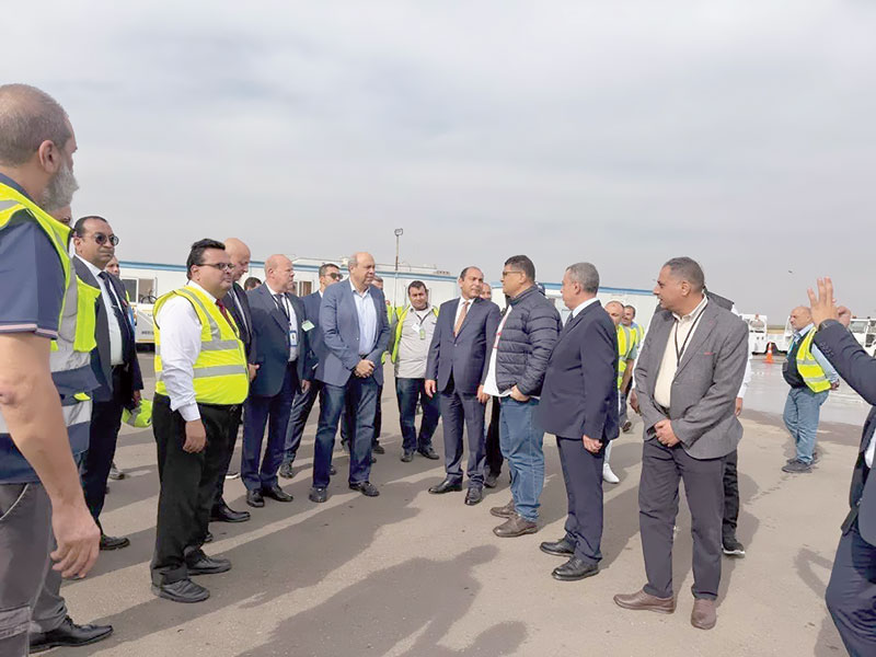 وزير الطيران وسط العاملين يتفقد الأعمال داخل المطارات&nbsp;