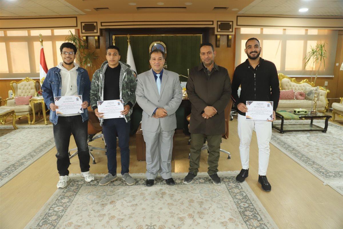 الطلاب ورئيس الجامعة