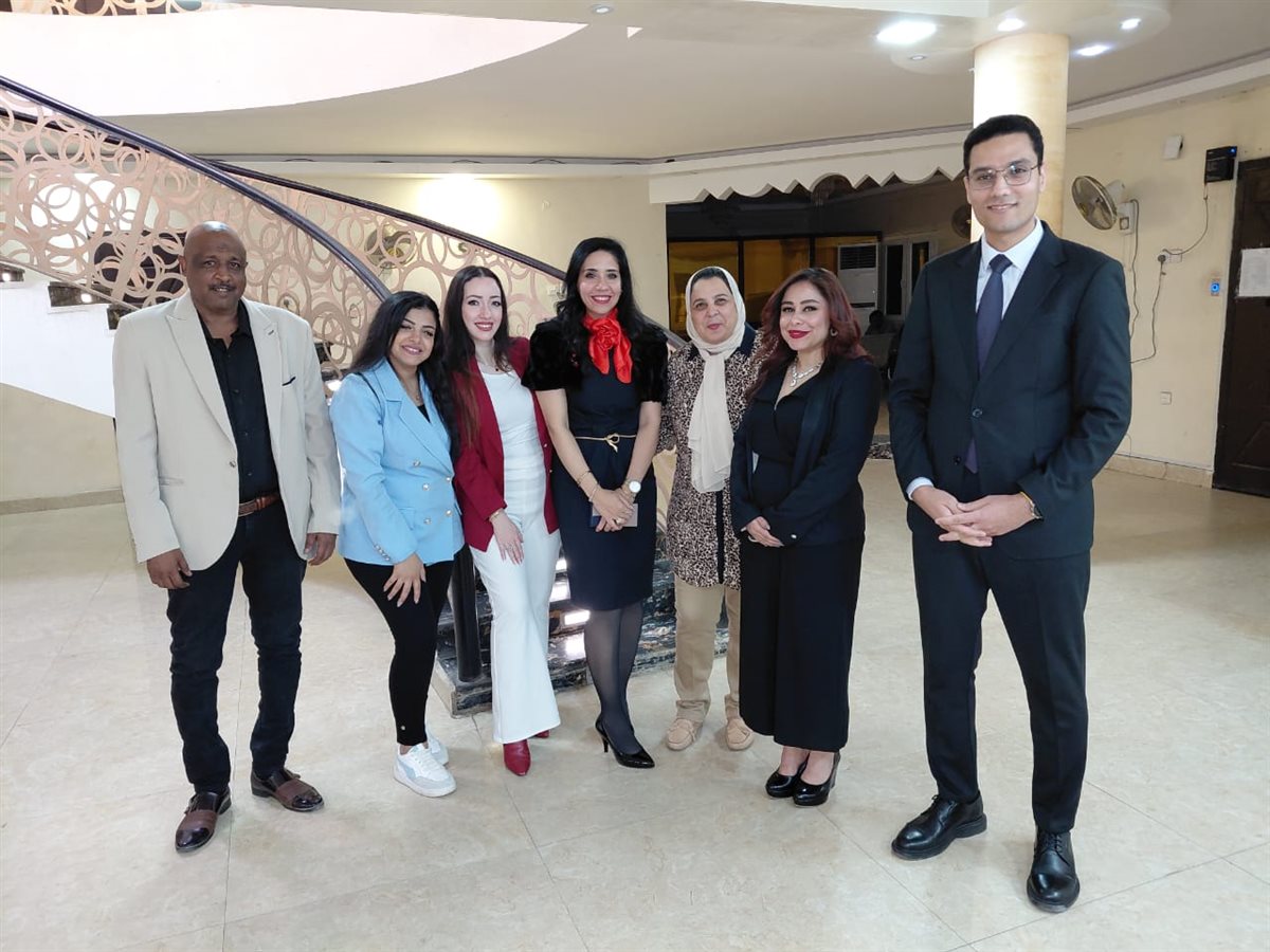 الوفد المصري مع عوض بكاب صاحب مبادرة شكرا مصر